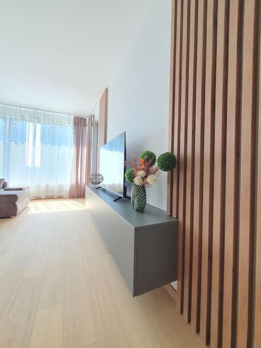 Modern With Garage Parking Apartmán